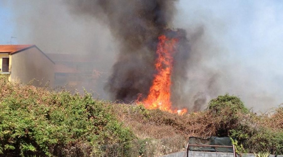 Riposto, due incendi in corso a Torre e in via M.Carbonaro