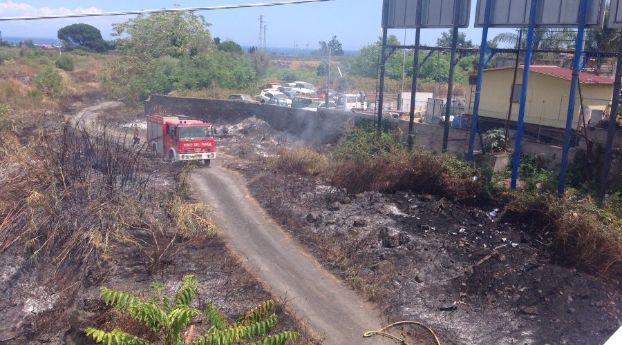 S.Maria la Strada vasto incendio di origine dolosa  VIDEO