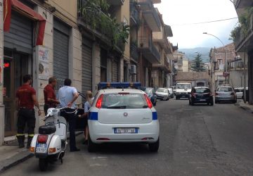 Giarre, cede porzione di intonaco dal ballatoio di un balcone  VIDEO
