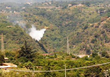 Sciara vasto incendio: in azione canadair