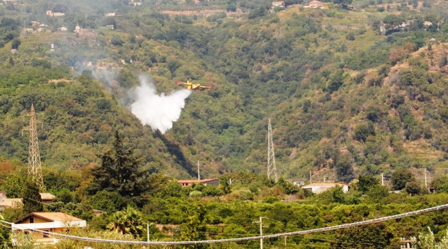 Sciara vasto incendio: in azione canadair