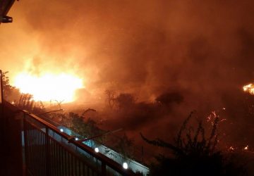 Mascali incendio circonda abitazioni di via Carrata FOTO ESCLUSIVE