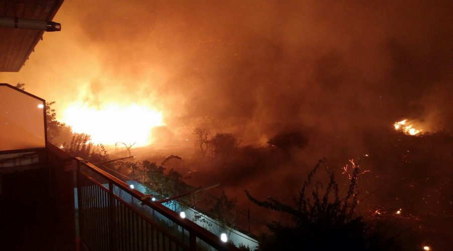 Mascali incendio circonda abitazioni di via Carrata FOTO ESCLUSIVE
