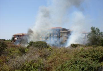 Riposto, incendio in via Barbagallo-via Galeano