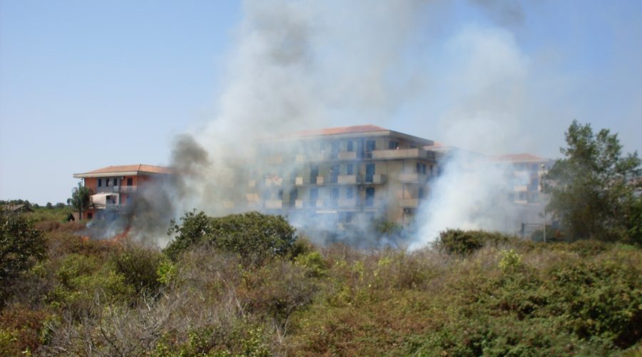 Riposto, incendio in via Barbagallo-via Galeano