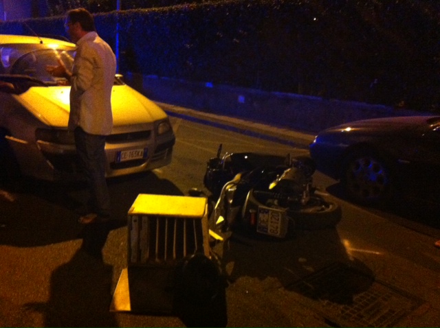 Torre Archirafi: scooter perde controllo VIDEO