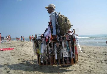 Giardini Naxos: continua il contrasto al commercio ambulante abusivo