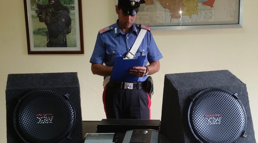 Giarre,trasformata auto in discoteca. Denunciato