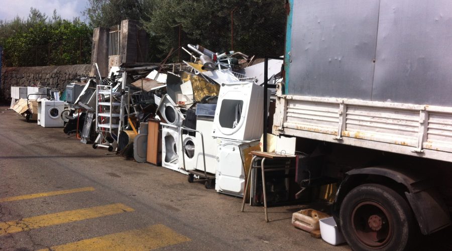 Giarre, scoperto deposito illegale di materiale ferroso: IL VIDEO DEL BLITZ