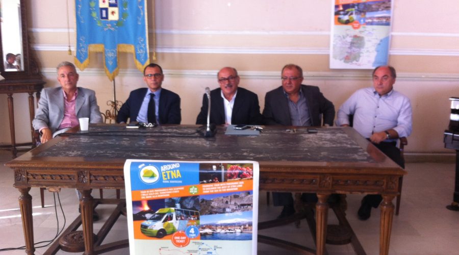 Riposto, presentato in Municipio percorso bus turistico Land Tour VIDEO