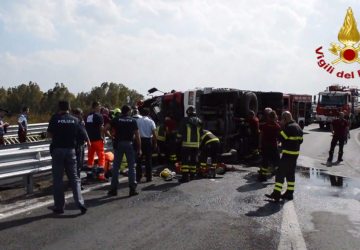 Autobotte dei Vigili del Fuoco si ribalta sulla tangenziale: un vigile in gravi condizioni VIDEO