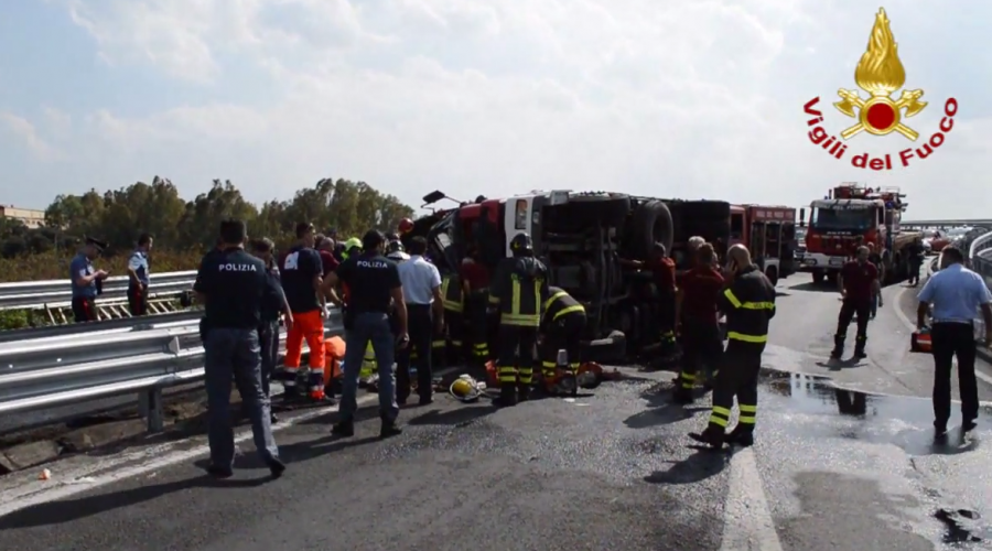 Autobotte dei Vigili del Fuoco si ribalta sulla tangenziale: un vigile in gravi condizioni VIDEO