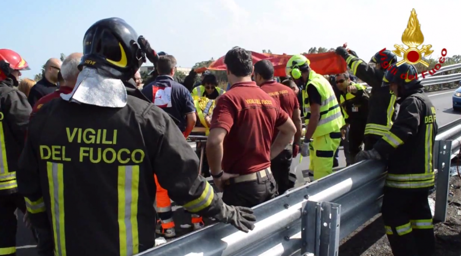 Autobotte Vigili del Fuoco ribaltata: deceduto il pompiere