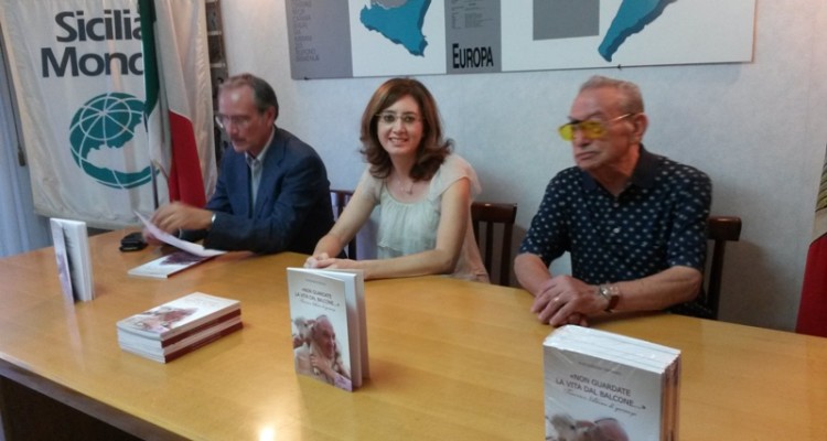 Catania, con un libro su Papa Francesco riparte “Un giornalista, un libro, un the”