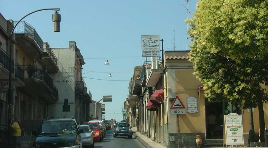 Guardia Mangano, 45enne tenta di darsi fuoco cospargendosi di benzina. Salvato da un passante.