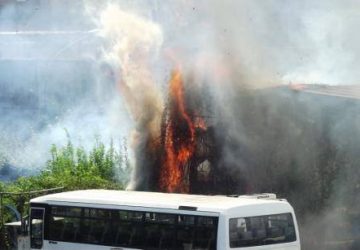 Incendio distrugge officina autobus Buda in via Luigi Orlando  VIDEO ESCLUSIVO