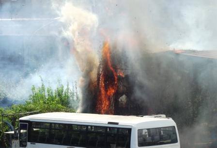 Incendio distrugge officina autobus Buda in via Luigi Orlando  VIDEO ESCLUSIVO