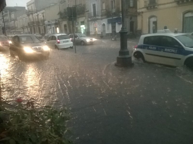 La pulizia delle caditoie può ancora aspettare: mancano i fondi. E Giarre si allaga