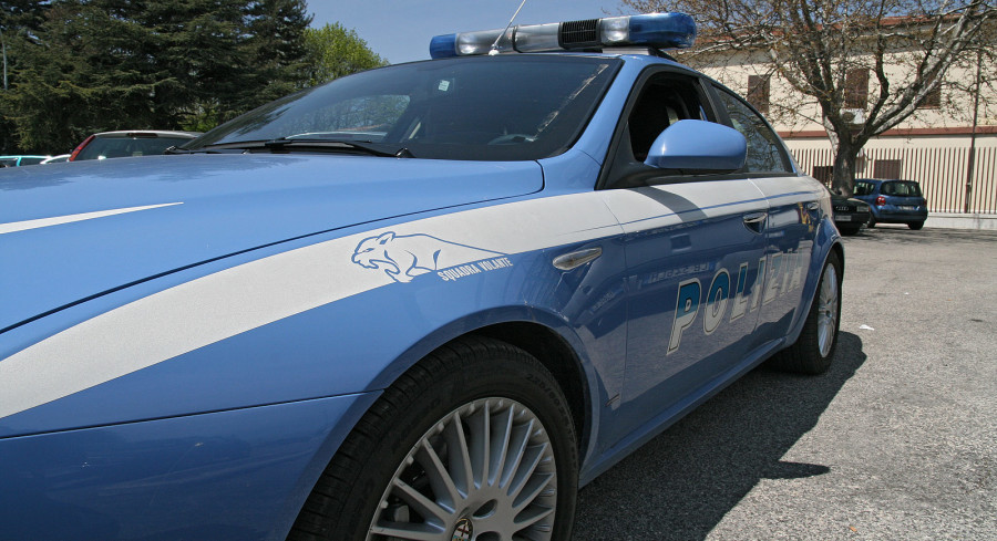 Adrano, controlli della polizia: due arresti