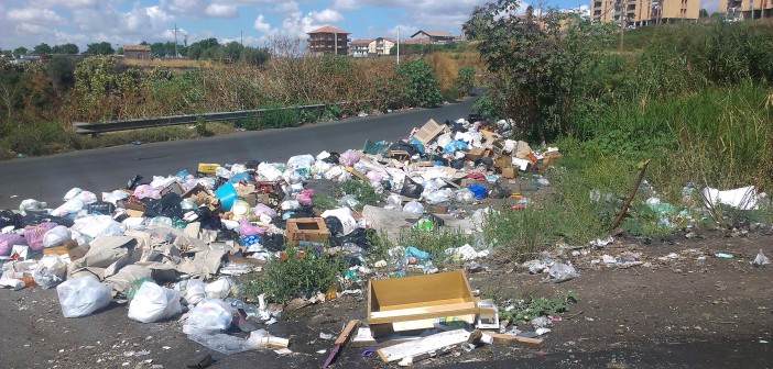 Adrano, contrada Capici sommersa dai rifiuti