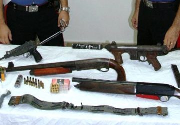 Patern&ograve;, nascondeva arsenale con mitragliette e fucili. Arrestato VIDEO