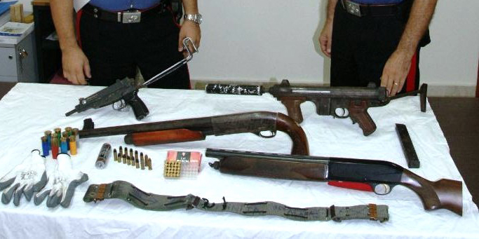 Paternò, nascondeva arsenale con mitragliette e fucili. Arrestato VIDEO