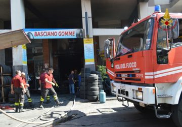 Catania, incendio in via Torino. Distrutta una officina VIDEO