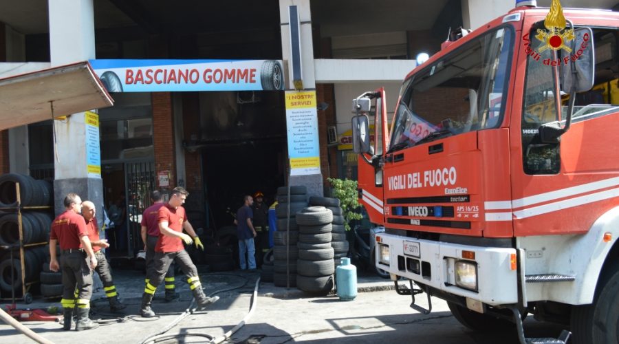 Catania, incendio in via Torino. Distrutta una officina VIDEO