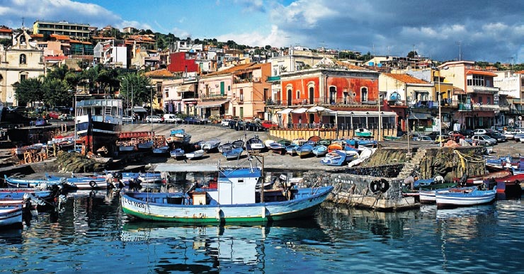 Aci Trezza, per le vie del paese la festa parrocchiale dei “Santi carusi”