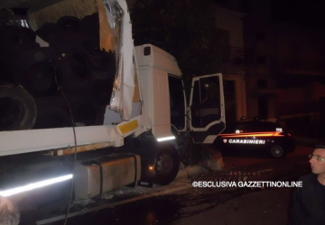 Giarre, Tir rubato devasta abitazione  