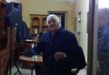 Giarre, improvvisa concerto e canta contro la crisi VIDEO
