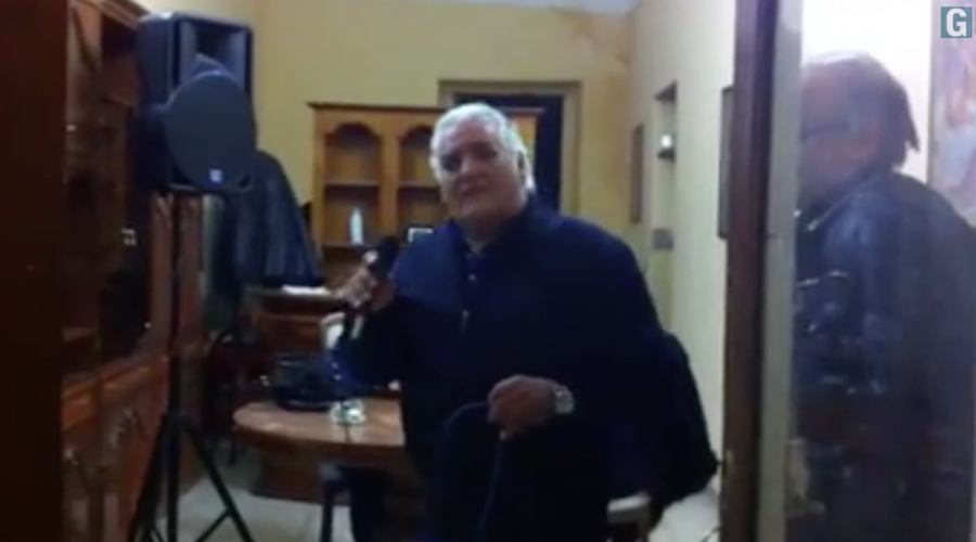 Giarre, improvvisa concerto e canta contro la crisi VIDEO