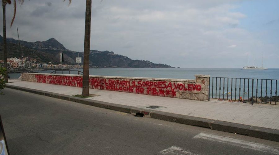 Giardini Naxos, atto di vandalismo “romantico”