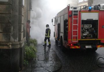 Mascalucia, un incendio minaccia abitazioni in via Santissimo Crocefisso. Intervento dei Vigili del fuoco
