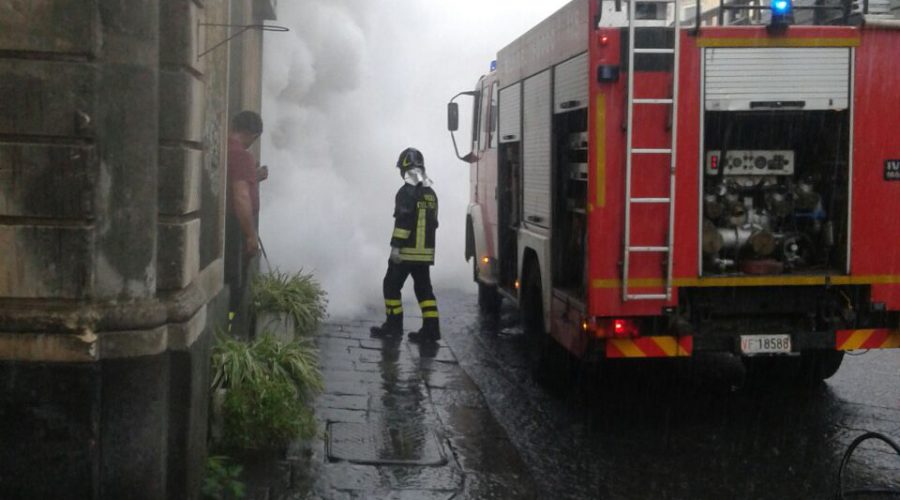 Mascalucia, un incendio minaccia abitazioni in via Santissimo Crocefisso. Intervento dei Vigili del fuoco