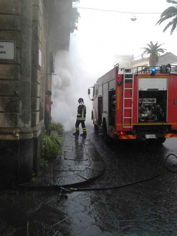 Mascalucia, un incendio minaccia abitazioni in via Santissimo Crocefisso. Intervento dei Vigili del fuoco