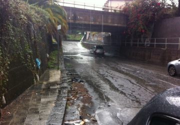 Maltempo: allagata e chiusa la Posta di Giarre; uscita anticipata alunni a Riposto VD