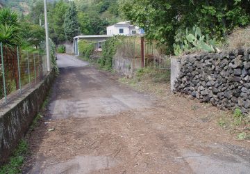 Giarre, sommerso nel fango a Sciara