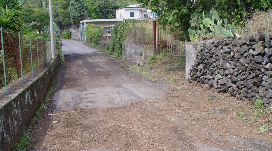 Giarre, sommerso nel fango a Sciara