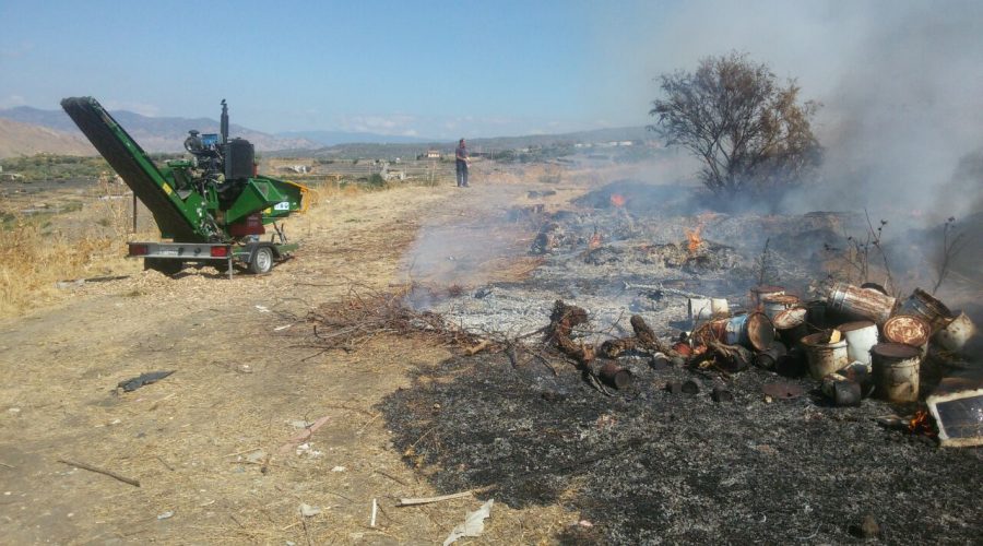 Adrano: rifiuti in fiamme nella discarica dismessa