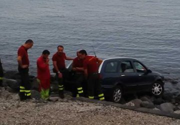 Riposto, auto in bilico nel porticciolo di Torre Archirafi