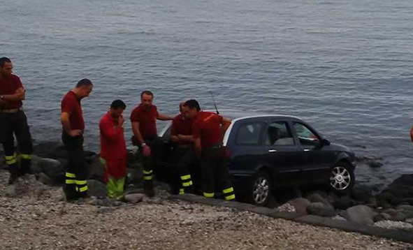 Riposto, auto in bilico nel porticciolo di Torre Archirafi