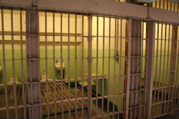 Catania, agenti di polizia penitenziaria corrotti. Un arresto e diversi indagati