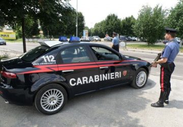 Acireale, ubriaco sfascia auto in via Colombo