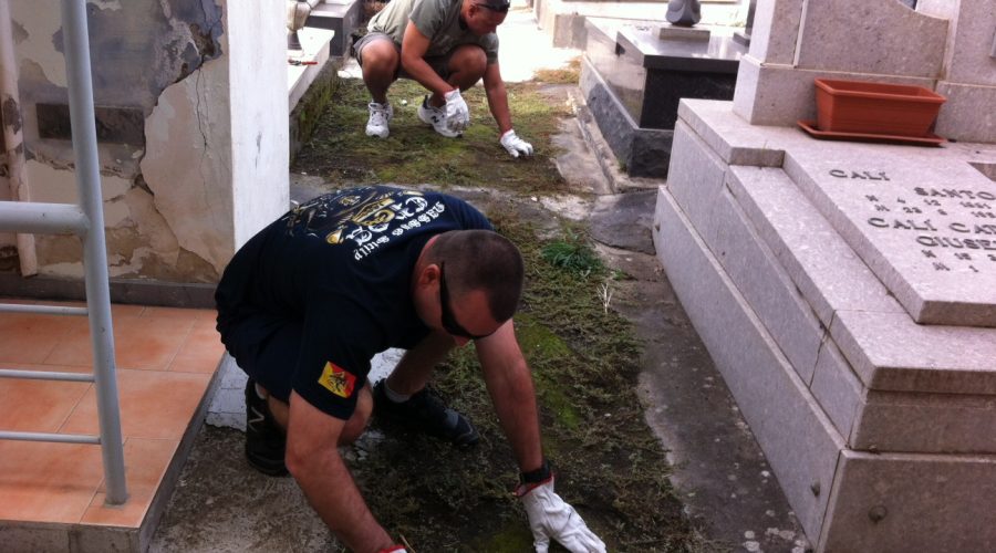 Marines Usa ripuliscono il cimitero di Riposto VD