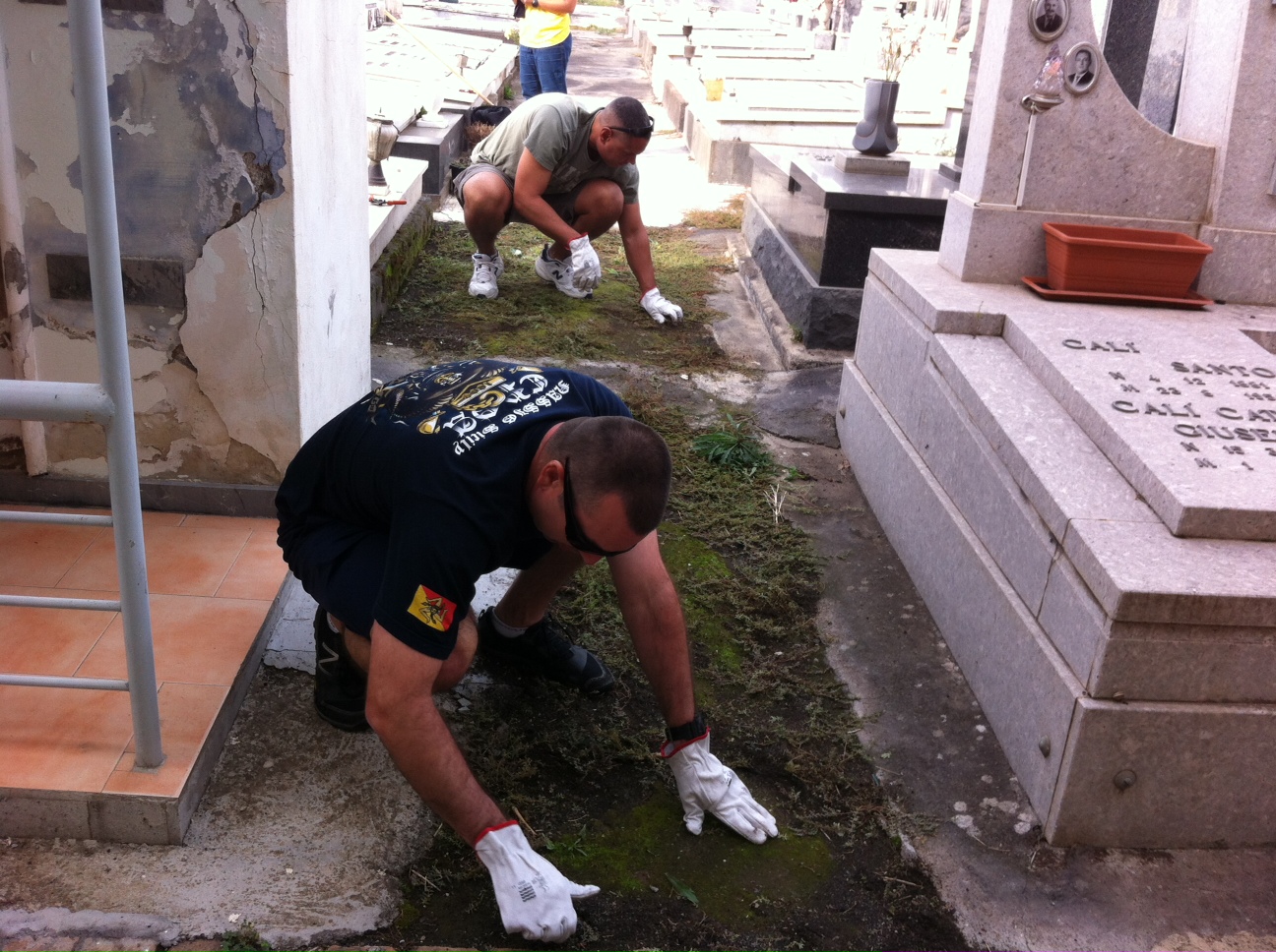 Marines Usa ripuliscono il cimitero di Riposto VD