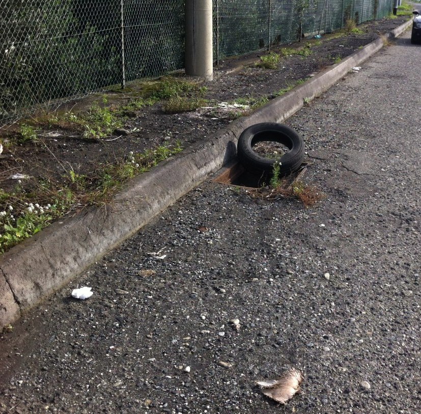 Mascali, copertoni al posto delle caditoie: soluzione idraulica alternativa