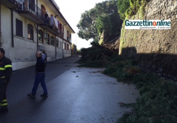 Aci Catena, paura in via Nizzeti, frana un muro: vigili del fuoco al lavoro