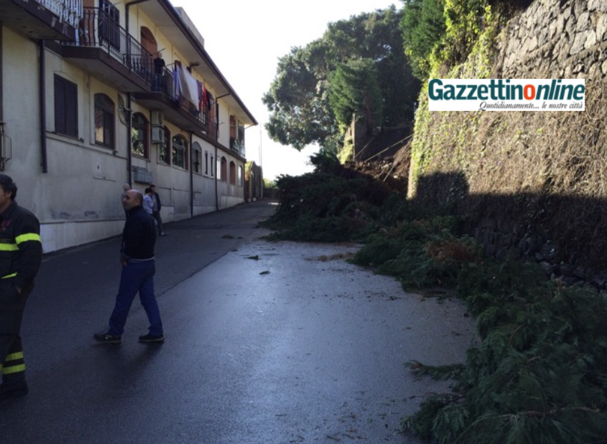 Aci Catena, paura in via Nizzeti, frana un muro: vigili del fuoco al lavoro