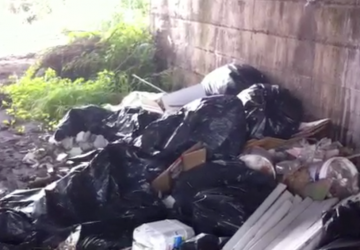 Torrente Macchia sommerso dai rifiuti ingombranti. Pericolo a S. Maria la Strada VD